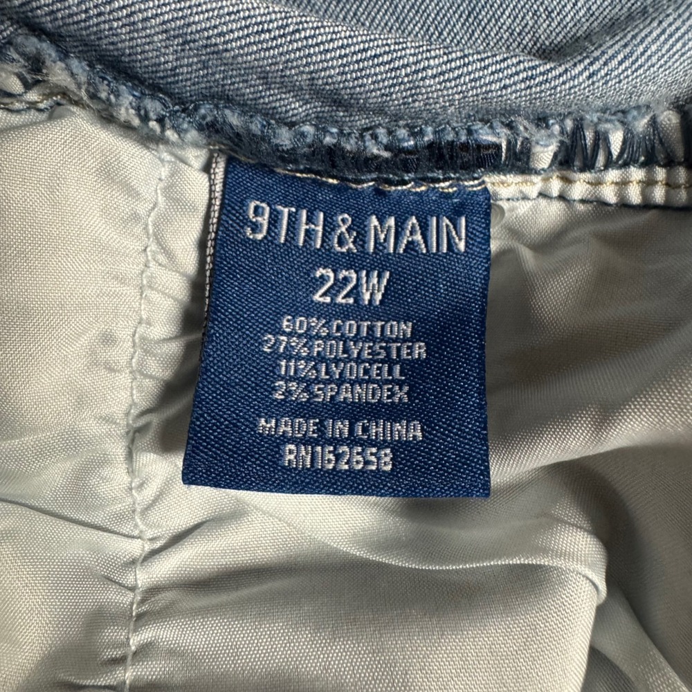 9th & Main Womens 22W Mid Rise Capri Jeans Floral Embroidered Medium Wash Denim - Picture 7 of 8